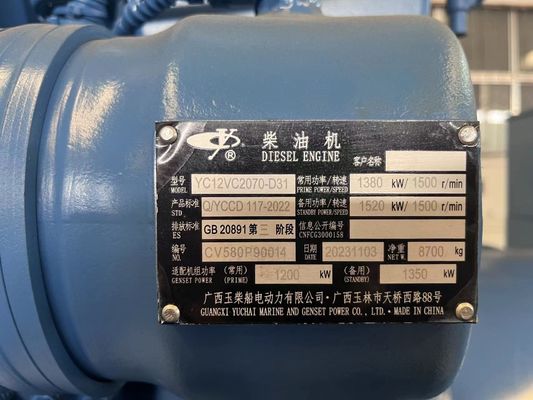 Ensemble de générateur diesel de 1500 kW en veille avec système de refroidissement fermé et attenuation du son
