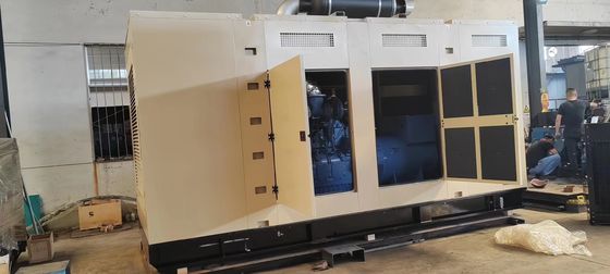 Injection de direction 1000KVA Guangxi Yuchai haut-parleur silencieux générateur diesel réglé pour 50/60HZ fréquence